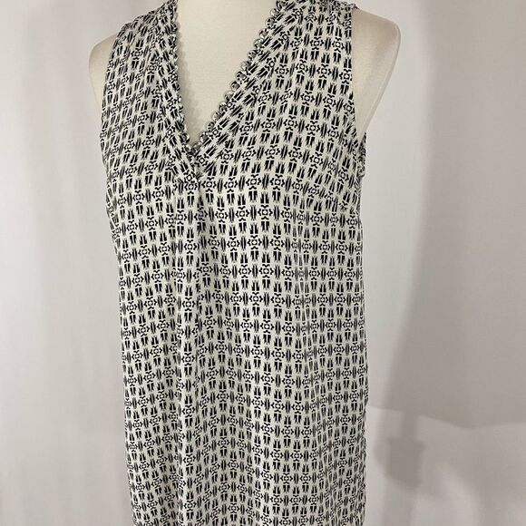 DR2 V Neck Black and White Sleeveless Top - Picture 2 of 5